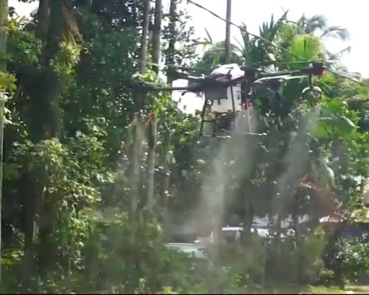 Tim Polda Riau Lakukan Penyemprotan Desinfektan Dengan Drone di Wilayah Desa Pulau Terap Kecamatan Kuok