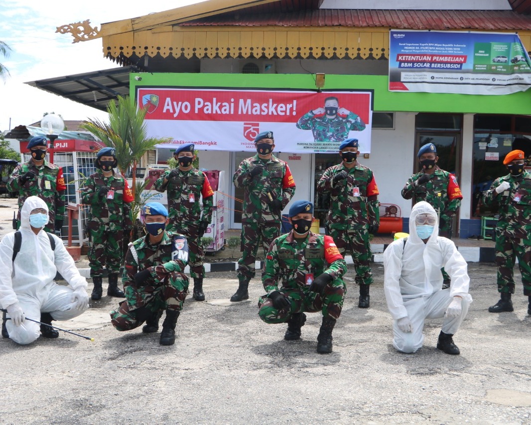 Bersempena HUT TNI Ke-75, Danlanud RSN Bagikan Masker Dan Penyemprotan Desinfektan di Pasar Pagi Arengka