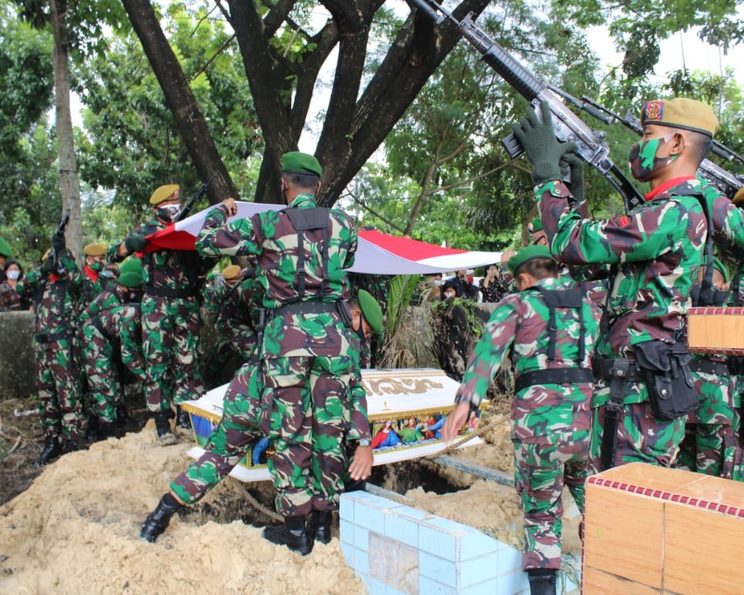 Dandim 0301/PBR Bertindak Sebagai Irup Dalam Pemakaman Almarhum Kapten Czi P Siregar
