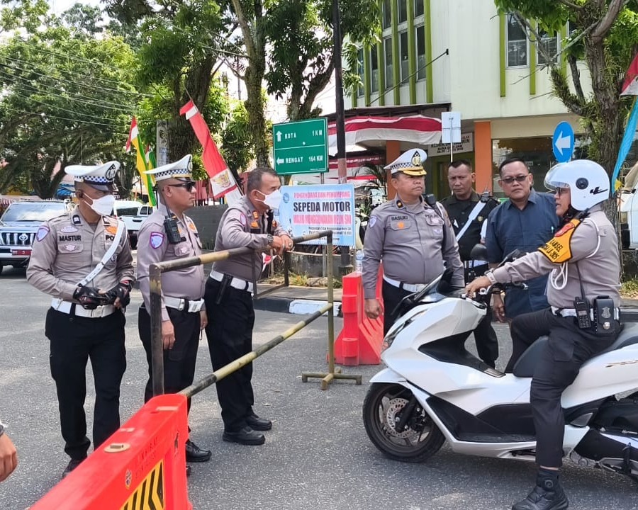 Naik Motor, Dirlantas Polda Riau Jadi Sosok Di Balik Lancarnya Festival Pacu Jalur Kuansing 2025