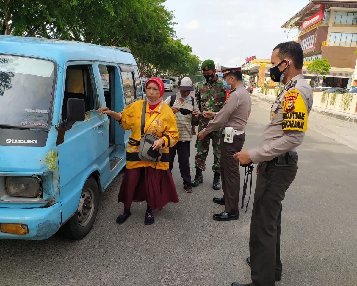 Babinsa Kodim 0301/PBR Bagikan Masker Kepada Warga Yang Melintas di Jalan Sudirman