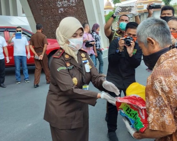 Kejati Riau Menyalurkan Ratusan Bantuan Paket Sembako Kepada Masyarakat Terdampak Wabah Pandemi Covid-19