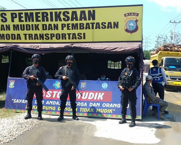 Personel Brimob Polda Riau Lakukan Pengamanan di Perbatasan Provinsi Riau - Sumbar