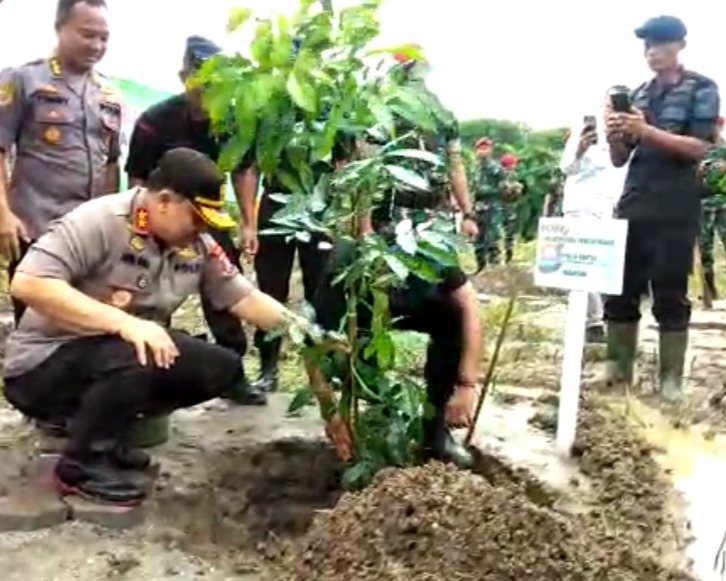 Polisi Peduli Penghijauan, Kapolda Banten Tanam 2020 Batang Pohon