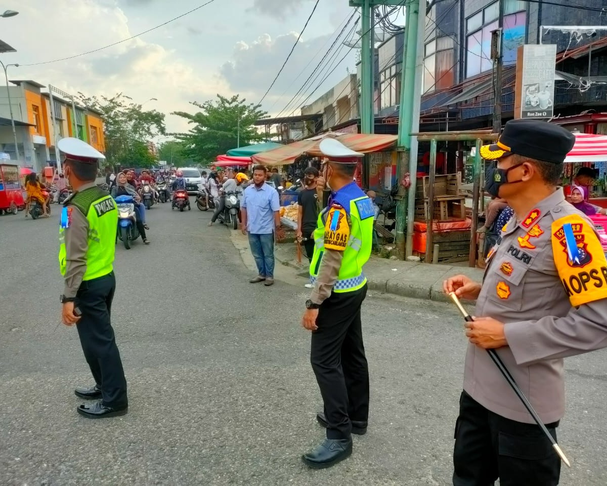 Kapolres Kampar Bersama PJU Bagikan Takjil dan Masker Untuk Masyarakat di Kawasan Plaza Bangkinang