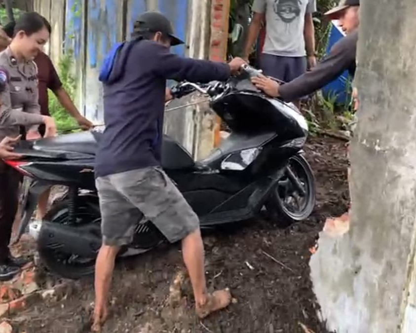 Atas Permintaan Warga Setempat Lingkungan RSDC Yang Terdampak Banjir, Ditlantas Polda Riau Jebol Pagar Tembok Pembatas