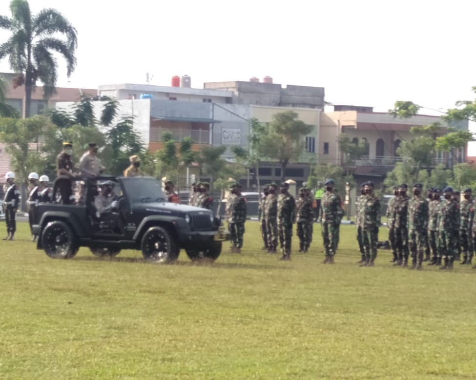 Personil Kodim 0301/PBR Ikut Laksanakan Apel Gelar Pasukan Operasi Ketupat Lancang Kuning 2021 di Halaman Mapolda Riau