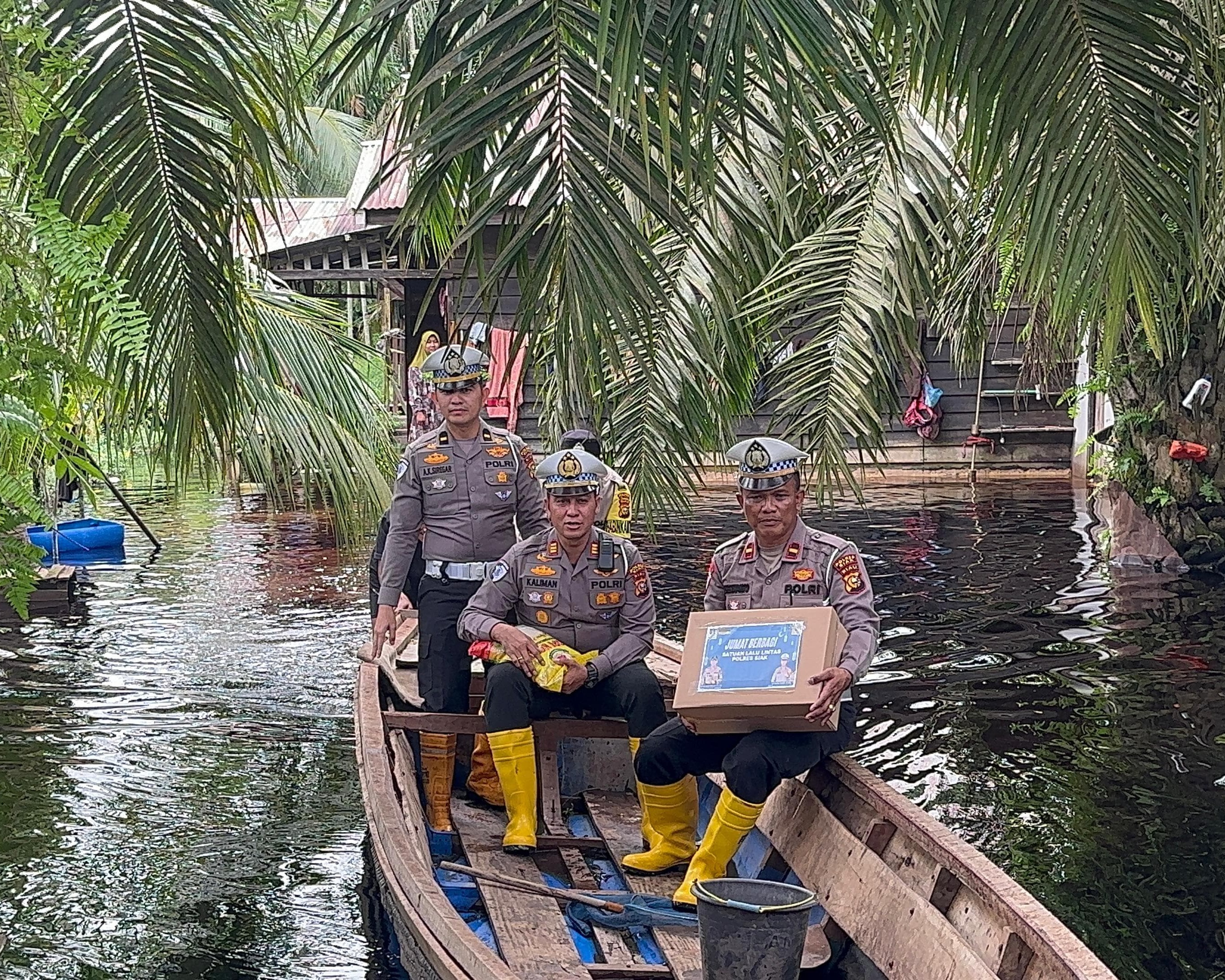 Satuan Lantas Polres Siak Sigap Berikan Bantuan Kepada Korban Banjir di Kecamatan Mempura