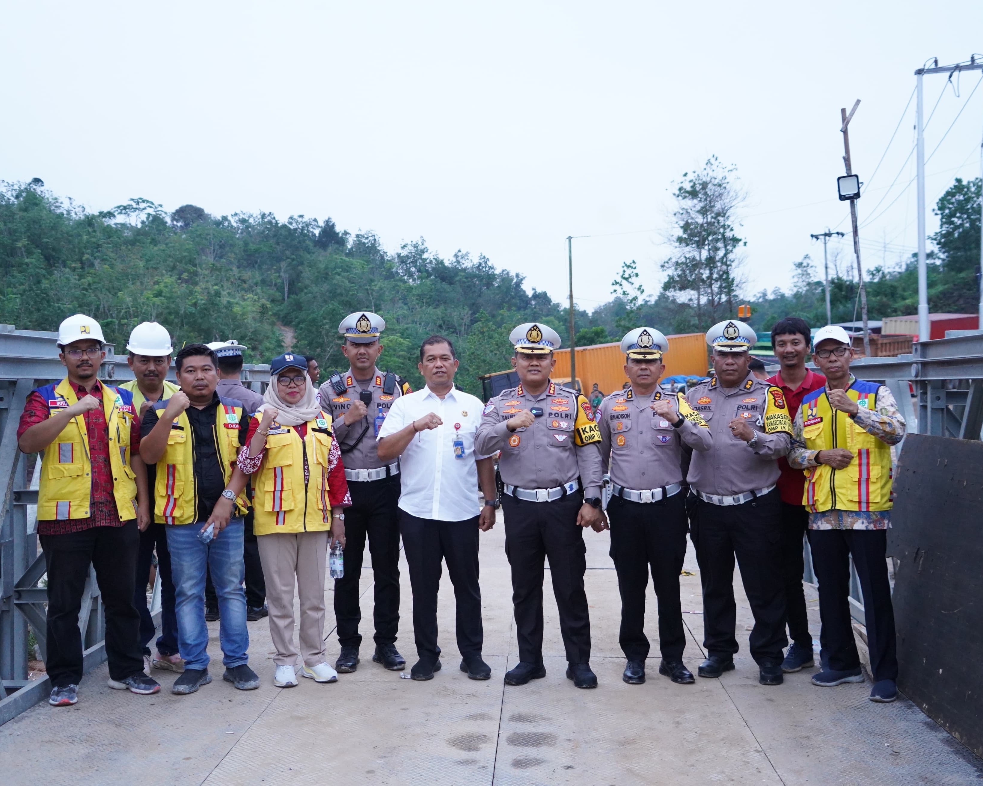 Dirlantas Polda Riau dan Istansi Terkait Tinjau Langsung Jalan Lintas Riau - Sumbar Yang Longsor