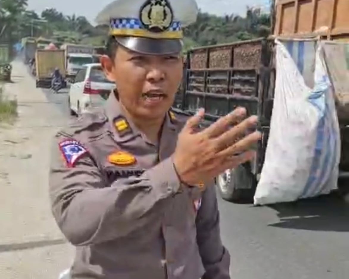 Tim Raicet Satlantas Polresta Pekanbaru Berjibaku Urai Kemacetan Di Jalan Garuda Sakti KM 3 - KM 4