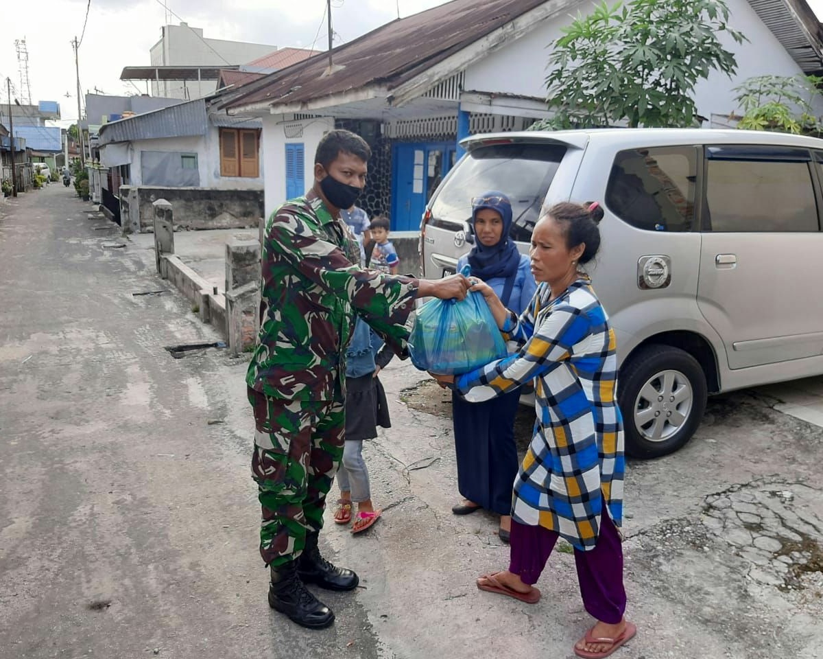 Babinsa Kodim 0301/Pekanbaru Bersama Kelurahan Sumahilang Memberikan Langsung Bantuan Paket Sembako Kepada Warga Yang Terdampak Covid-19