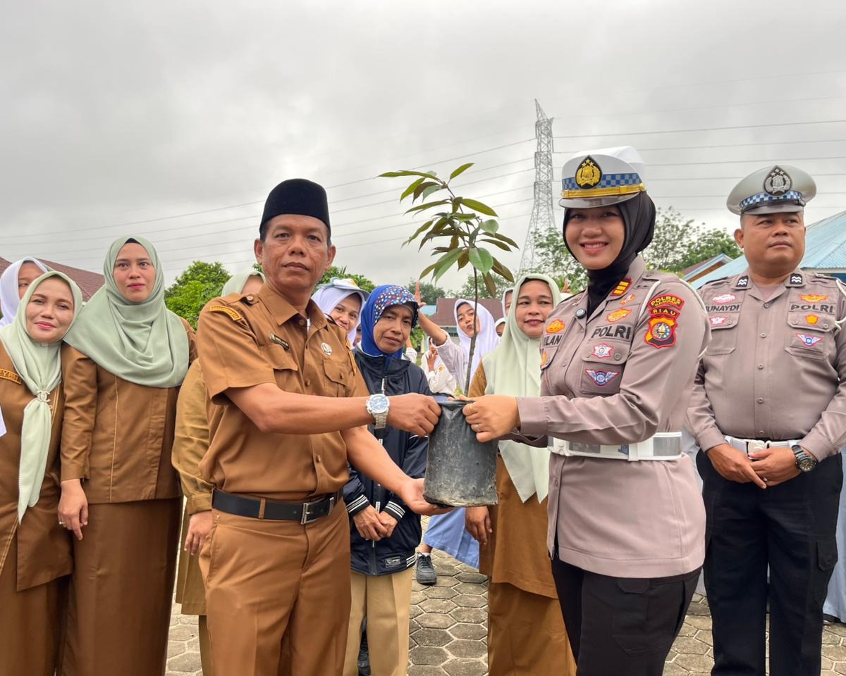 Satlantas Polres Kampar Gelar Police Goes To School Di SMKN 1 Kuok, Sosialisasi Keselamatan Lalu Lintas Dan Green Policing