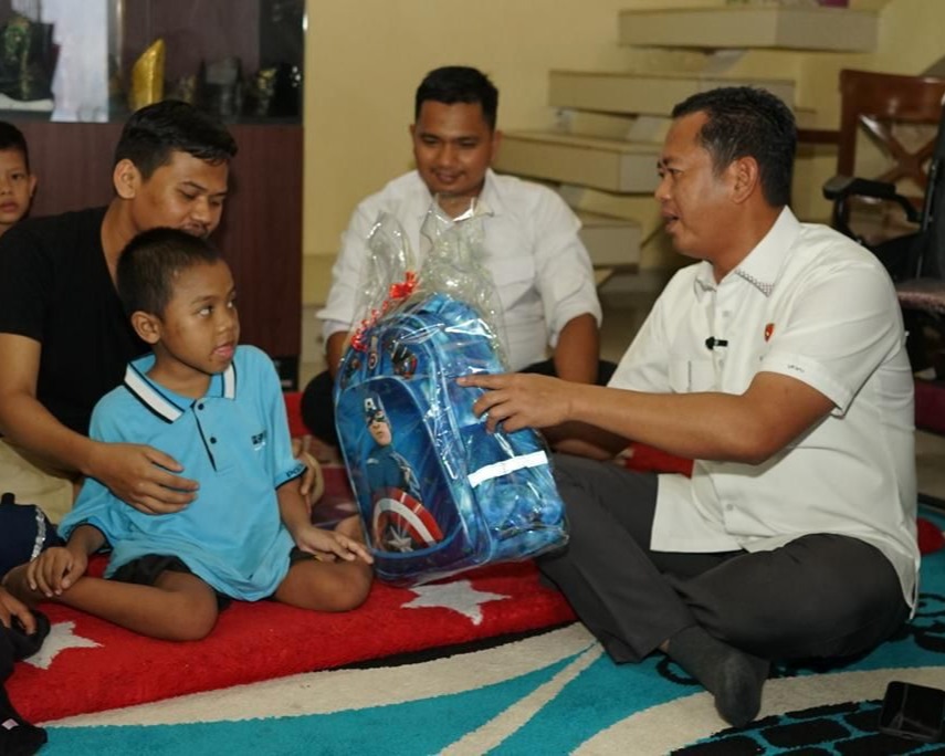 Peduli Anak Difabel Korban Penganiayaan, Direktur Reskrimum Polda Riau Berikan Bantuan