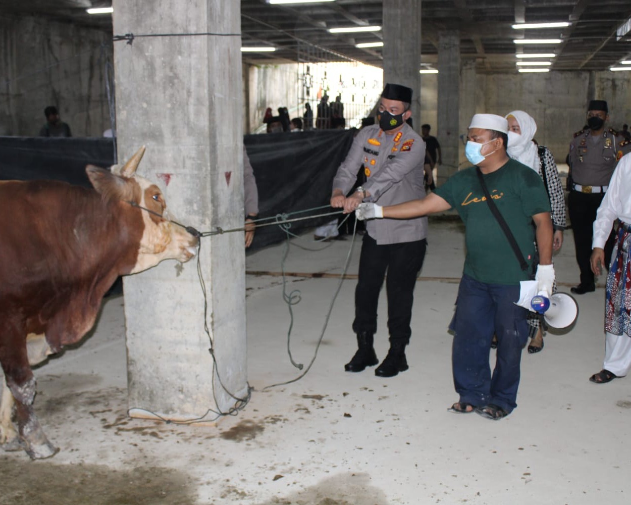 Moment Hari Raya Idul Adha 1442 H, Keluarga Besar Polresta Pekanbaru Sembelih 26 Ekor Hewan Qurban dan Bagikan Paket Sembako