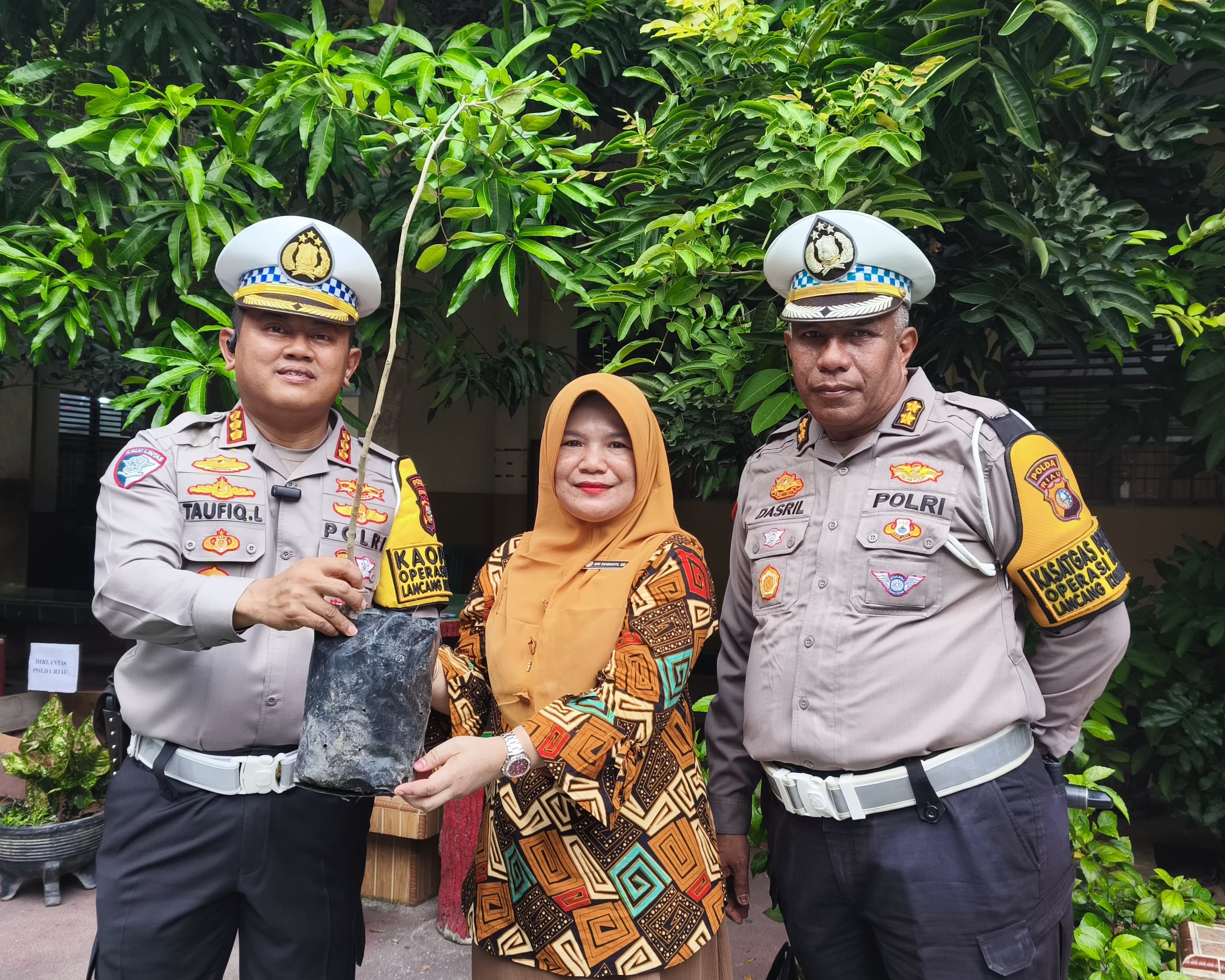 Ditlantas Polda Riau Gelar Police Go To School Di SMK PGRI Pekanbaru, Tanam Pohon Dan Bagikan Helm Kepada Pelajar