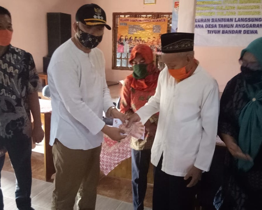 Sebanyak 134 Warga Tiyuh Bandar Dewa Terima BLT Dana Desa
