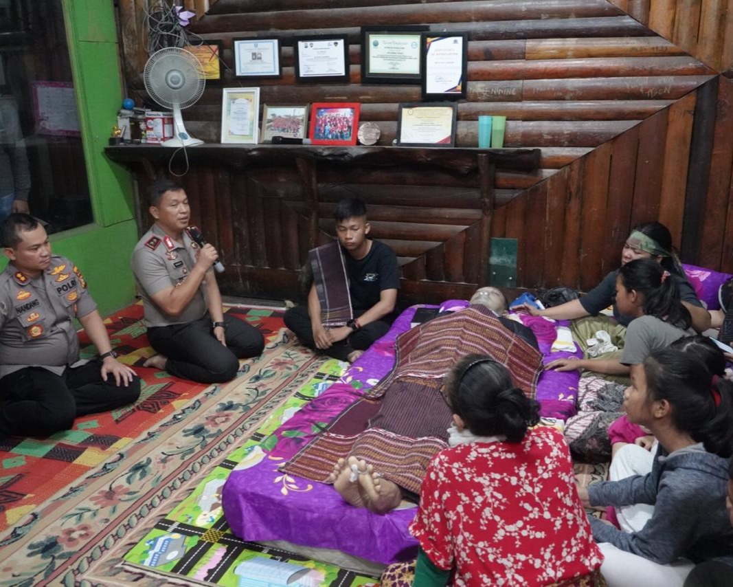 Kapolresta Pekanbaru Didampingi Kapolda Riau Melayat Ke Rumah Duka Aiptu P Siregar