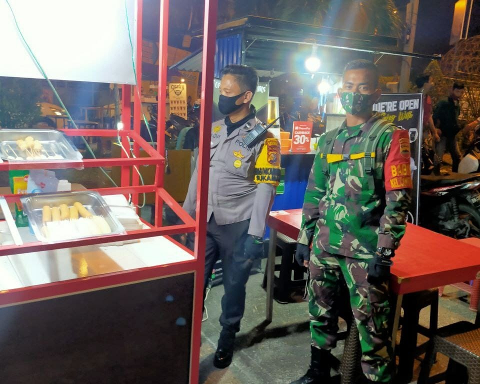 Personil Babinsa Kodim 0301/PBR Tak Henti - Henti Mengajak Pengunjung dan Pedagang Kuliner Jalan Diponegoro Simpang Tugu Keris Agar Tetap Menerapkan Prokes Covid-19