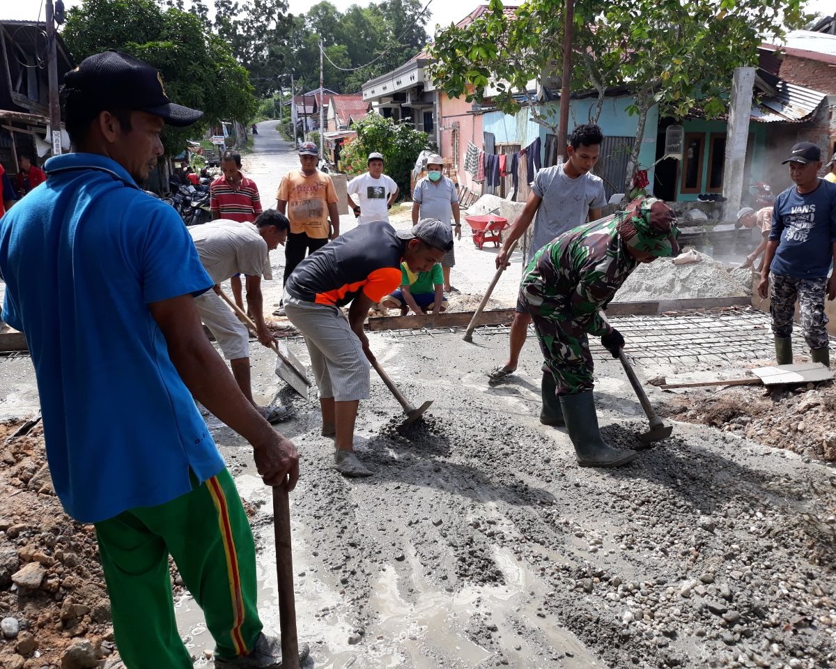 Babinsa Kodim 0301/Pekanbaru Laksanakan Gotong Royong Semenisasi Jalan Kelurahan Sialang Sakti