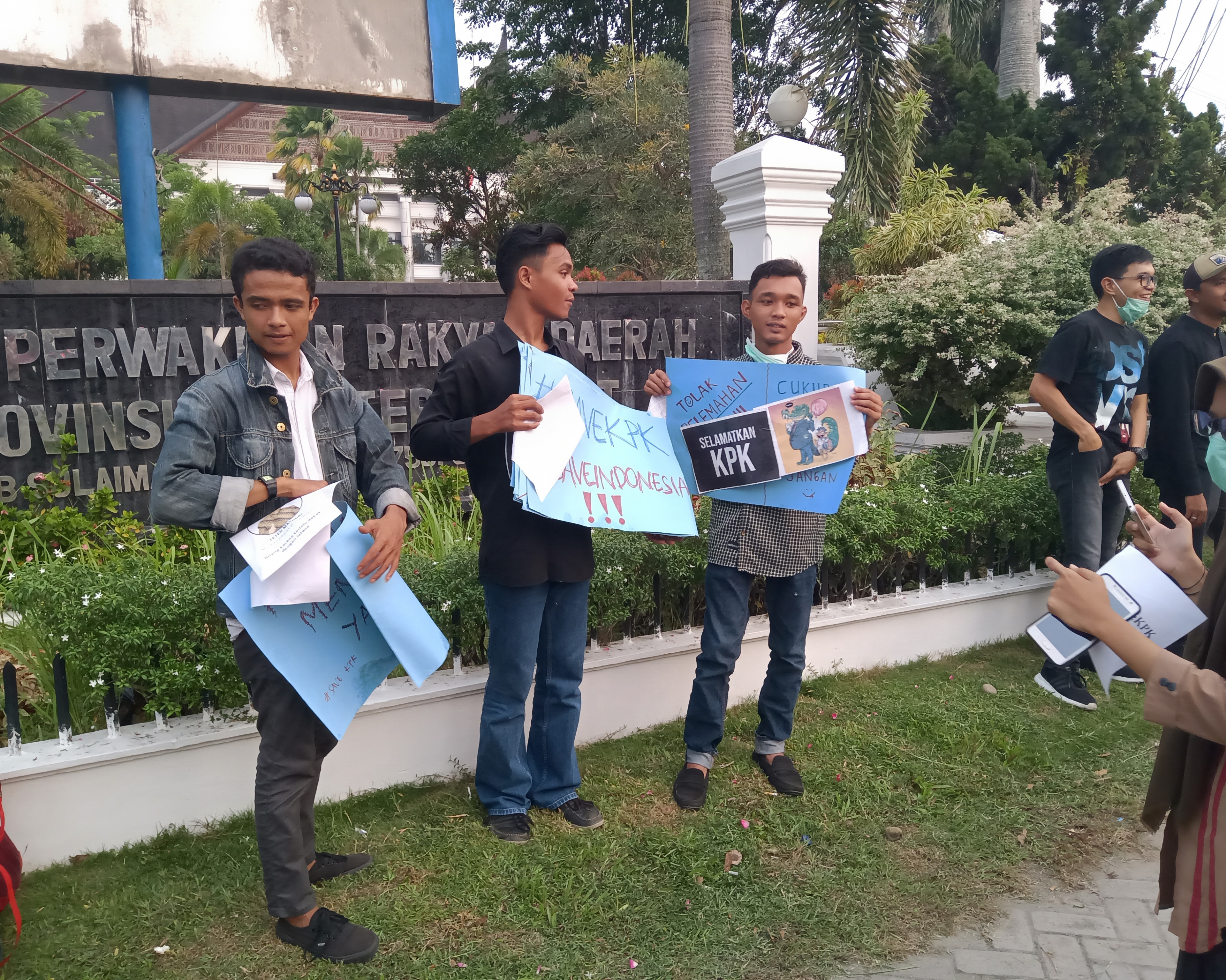 Demo Di Depan Kantor DPRD Provinsi Sumatera Barat Menolak Terpilihnya Pimpinan KPK