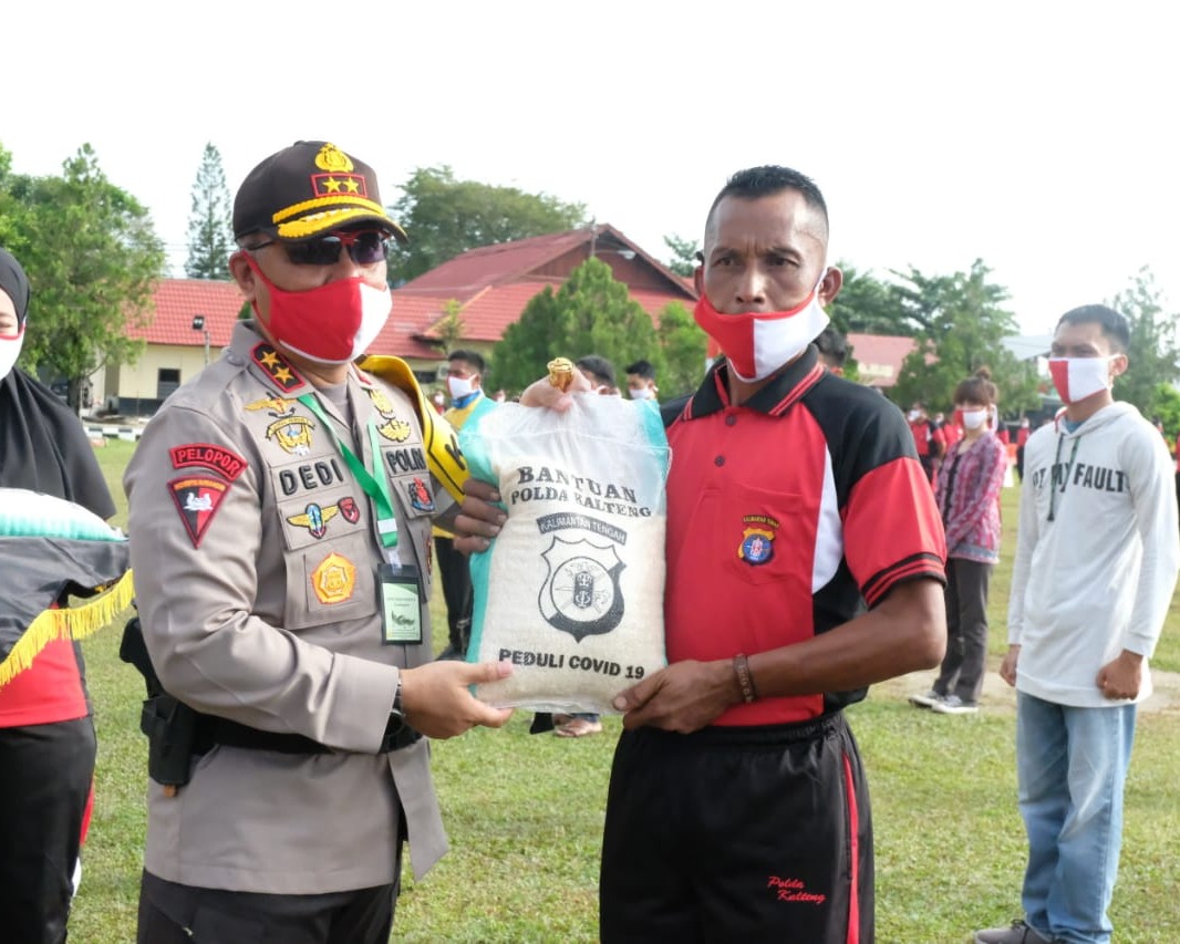 Kapolda Kalteng Mendistribusikan Beras Sebanyak 10 Ton Kepada Masyarakat Yang Membutuhkan