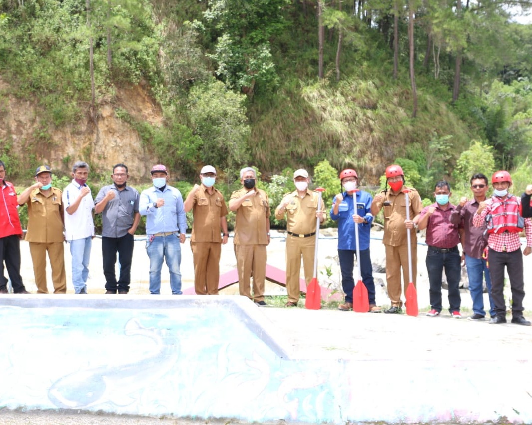 Bupati Taput Serah Terima Perahu Arung Jeram Dari Bantuan CSR PT SOL Kepada Faji