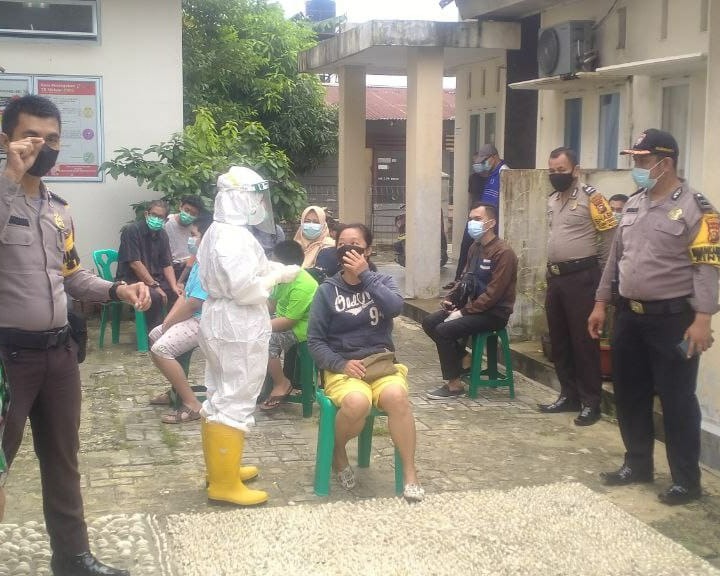 Babinsa Kodim 0301/PBR Lakukan Pengawasan Pelaksanaan Swab Test Covid-19 di Puskesmas Limapuluh