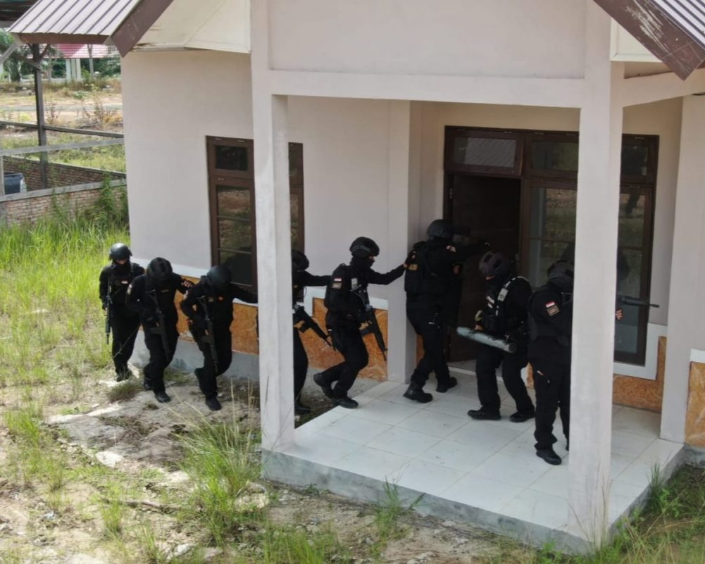 Personel Tim CRT Walet Polres Barito Timur Dalam Menghadapi Segala Bentuk Gangguan Keamanan Yang Akan Terjadi Disaat Wabah Covid-19