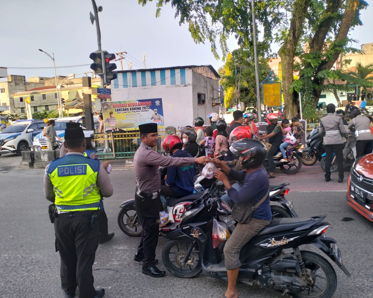 Bulan Suci Ramadhan 1444 H, Polres Dumai Bagikan Takjil Kepada Pengguna Jalan