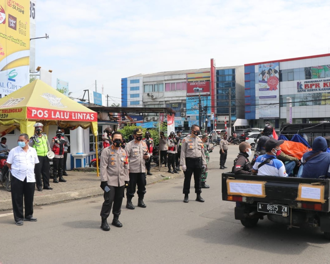 Polda Banten Kawal Aksi Unras Damai Buruh Terkait UU Cipta Kerja Dengan Terapkan Prokes