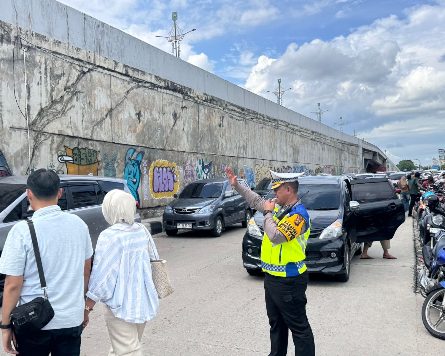 Diguyur Hujan, Personel Ditlantas Polda Riau Dan Satlantas Polresta Pekanbaru Tetap Fokus Urai Kemacetan