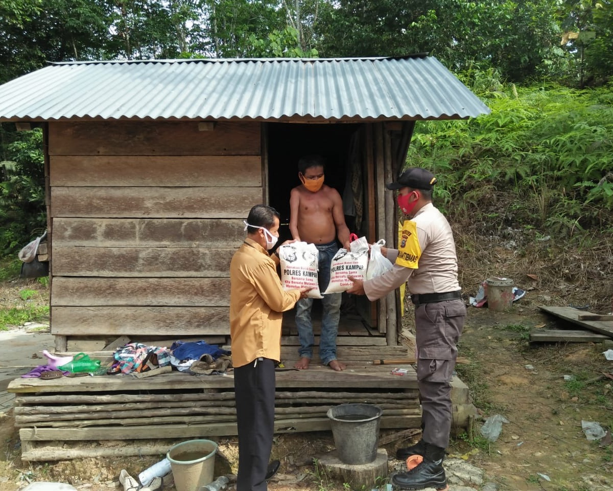 Kapolres Kampar Utus Bhabinkamtibmas Kirim Bantuan Untuk Pak Udin di Desa Sei Silam Kecamatan Kuok