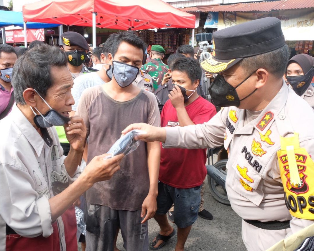 Kapolda Riau Bersama Pangdam I/BB Mengajak Gubri Adakan Kegiatan Peduli Masyarakat Cegah Covid-19, Bagikan 2 Ton Beras Dan 15.000 Masker