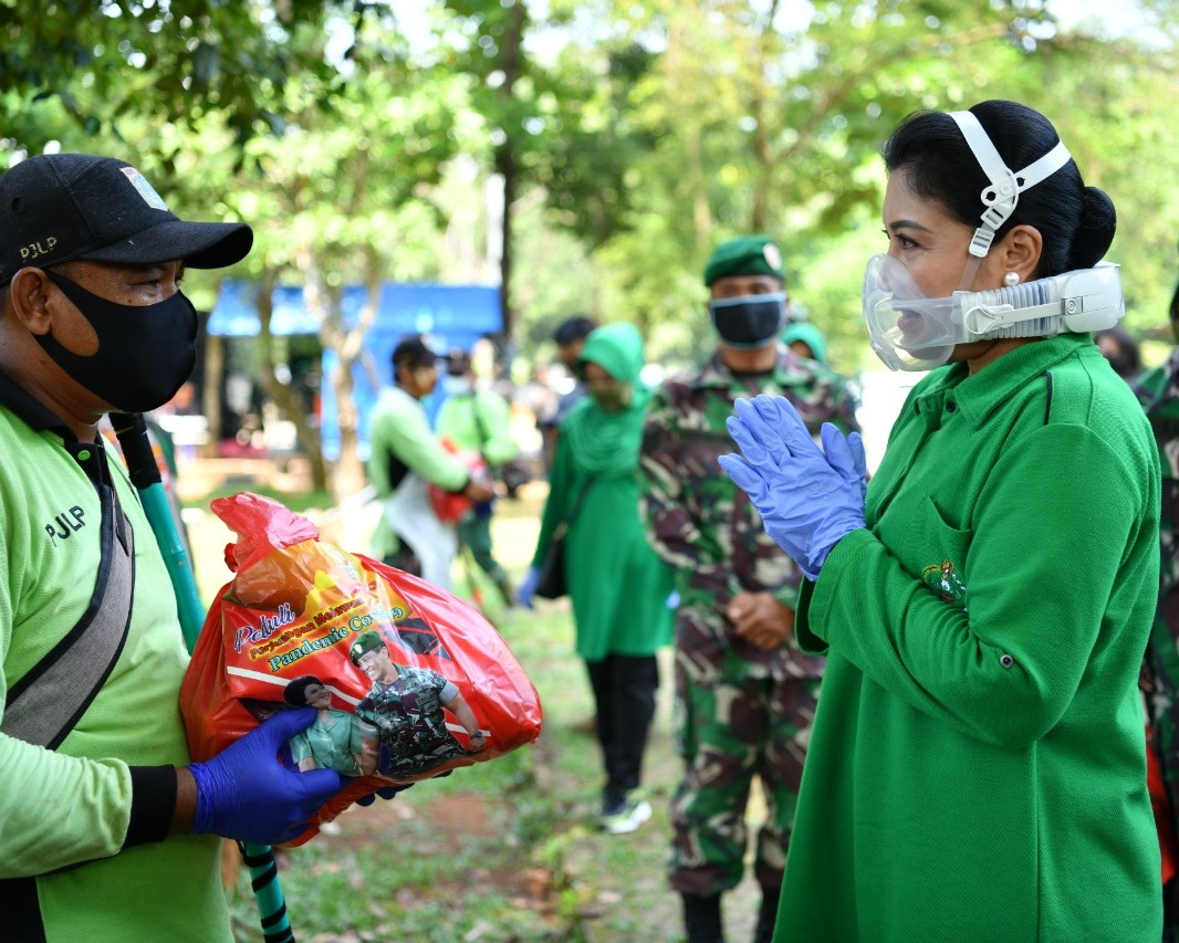 Apresiasi Petugas TPU Pondok Ranggon, Ibu Hetty Andika Perkasa Beri Bantuan Paket Sembako