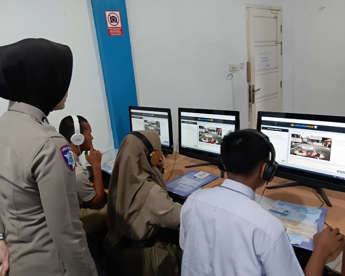 Terima Challenge Tanam Pohon Dari Kapolda, Siswa SMA Riau Dapat SIM Gratis