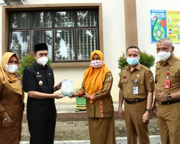 Tinjau Pelaksanaan Tatap Muka Sekolah, Gubri Ingatkan Selalu Pakai Masker