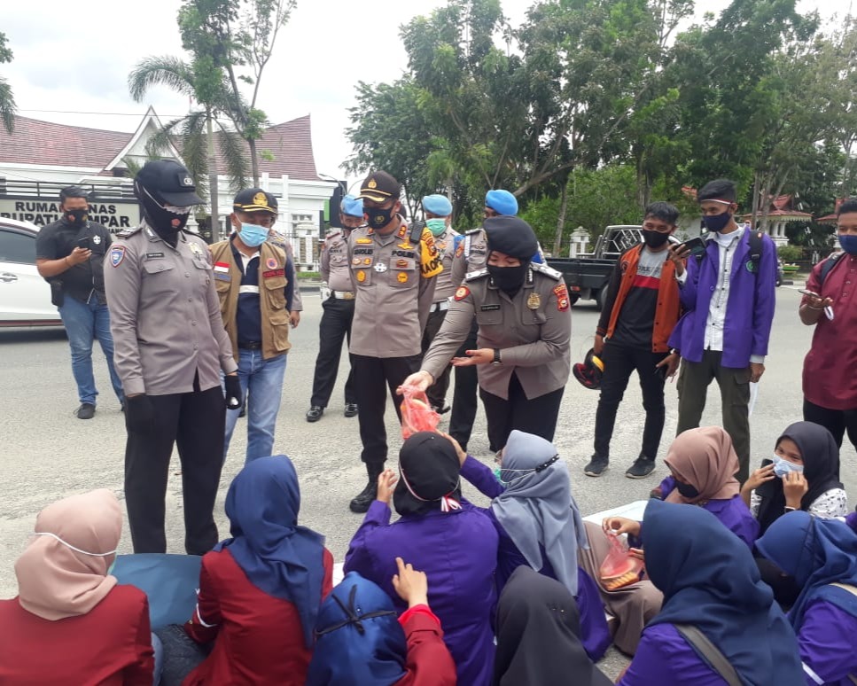 Demo Tolak UU Cipta Kerja Berlangsung Tertib, Kapolres Kampar Pimpin Langsung Pengamanannya
