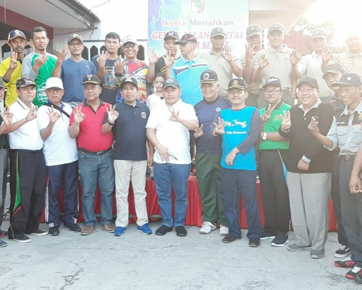 Dalam Memeriahkan HUT Kelurahan Air Dingin Ke 03, Babinsa Koramil 05 Sail Kodim 0301/Pekanbaru Laksanakan Gerak Jalan Santai dan Senam Sehat