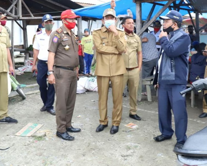 Wabup Taput Turun Langsung Menertibkan Pasar Siborong - borong
