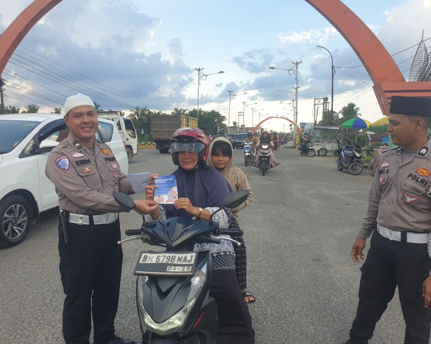Satlantas Polres Rokan Hulu Sampaikan Himbauan dan Sosialisasi Mudik Lebaran 1446 H di Pusat Keramaian