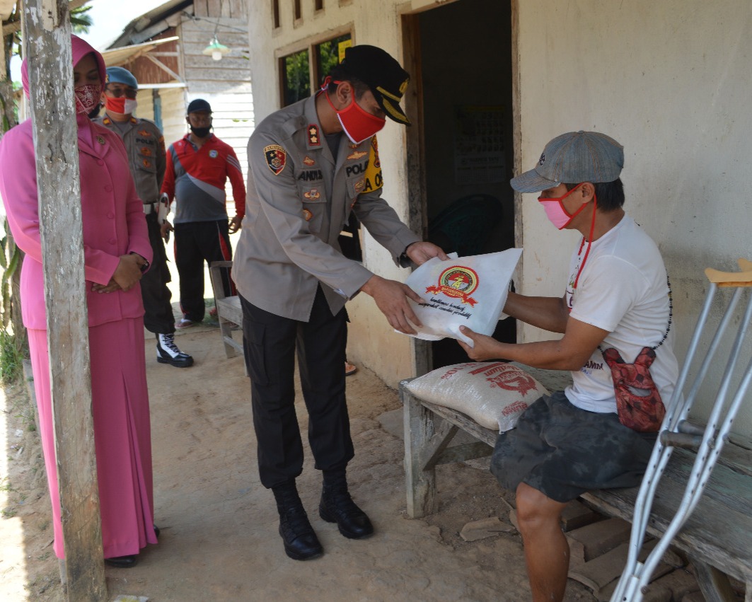 Polres Tulang Bawang Bagikan Puluhan Ton Beras dan Ribuan Paket Sembako Jelang Hari Bhayangkara Ke-74