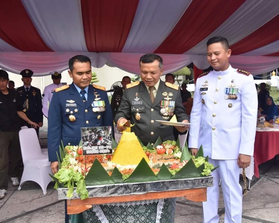 Upacara HUT Ke-79 TNI di Provinsi Riau Berlangsung Khidmat dan Meriah