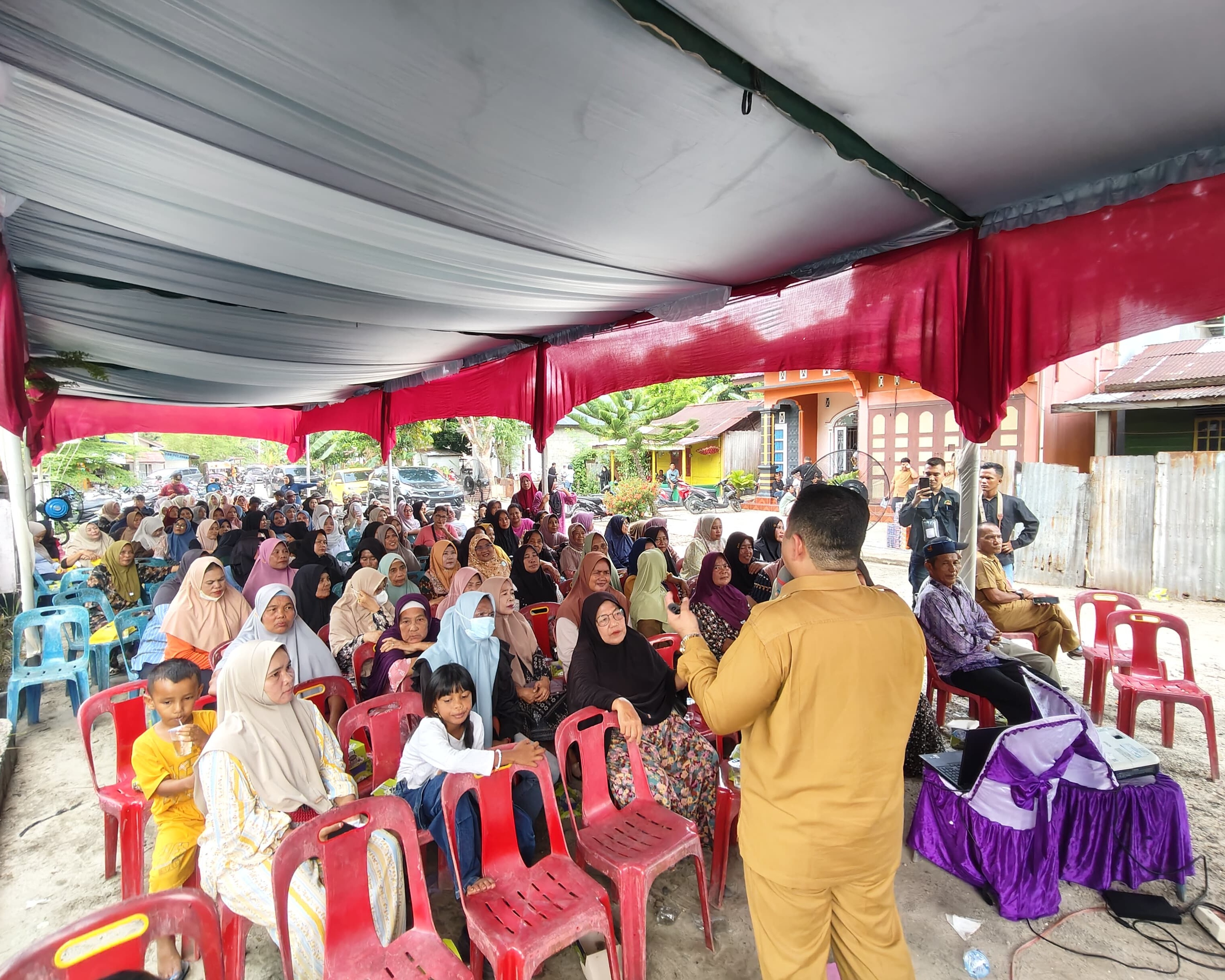 BBPOM Pekanbaru Bersama Anggota Komisi IX DPR RI dr. Maharani Perkuat Literasi Keamanan Pangan Warga Tanah Putih Tanjung Melawan