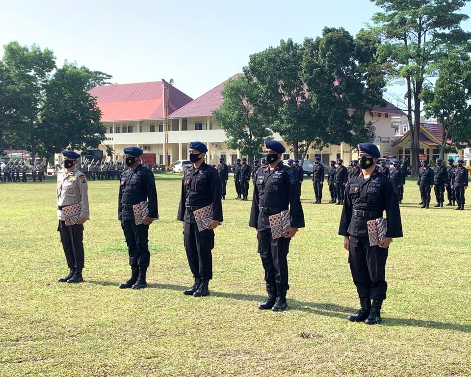 Danyon A Pelopor Satuan Brimob Polda Riau Berikan Reward and Punishment Bagi Personel Batalyon A Pelopor