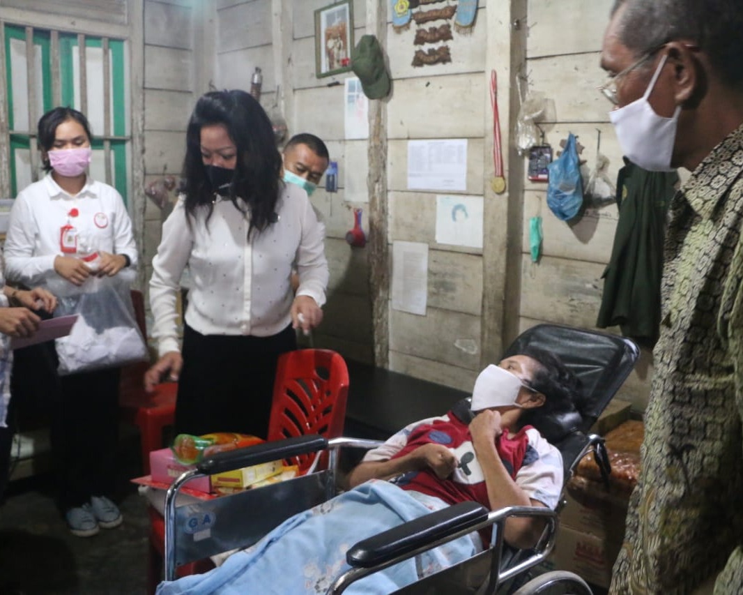 Lanjut Peduli Kasih di Kecamatan Purba Tua, Ketua YKI Taput Kunjungi 19 orang Warga