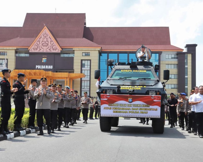 Terkejut, Danlanud RSN Dilepas Kapolda Riau Dengan Arakan Mobil Baracuda