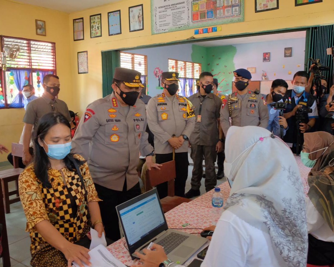 Kunjungi Posko PPKM Umban Sari, Wakapolri Komjen Pol Dr Gatot Eddy Pramono Ajak Warga Patuh Prokes