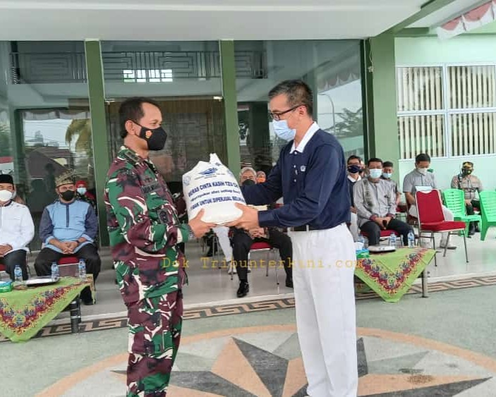 Dandim 0301/PBR Bersama Wali Kota Beserta Forkompinda Laksanakan Kegiatan Penyaluran Bansos Beras Kepada Masyarakat Terdampak Covid-19 di Makodim