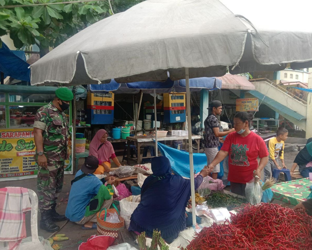 Blusukan ke Pasar Tradisional, Babinsa Kodim 0301/PBR Himbau Masyarakat Patuhi Prokes