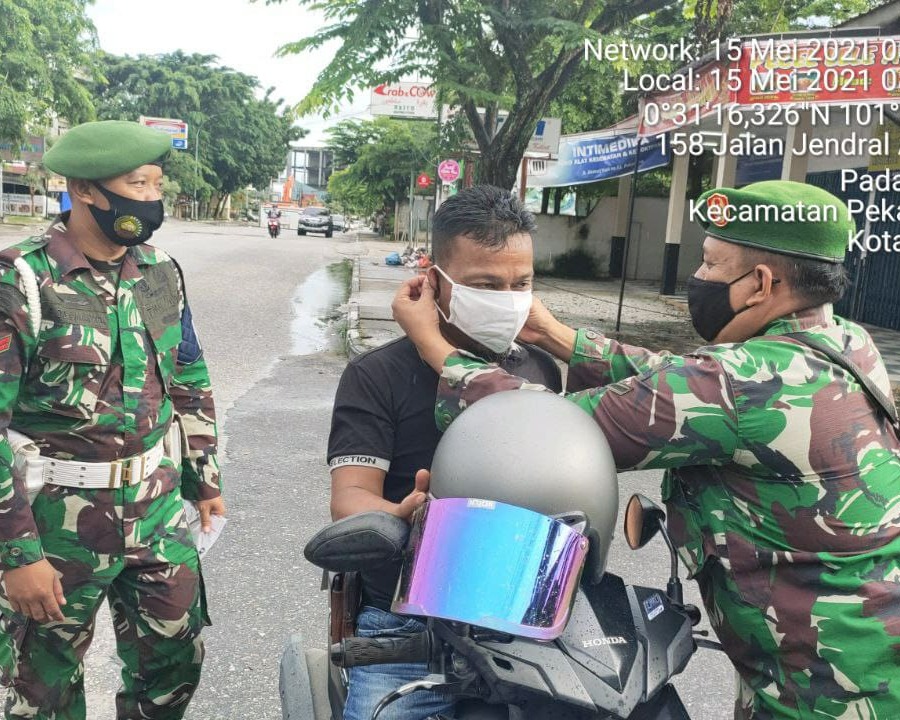 Usai Gelar Apel Siaga, Personil Kodim 0301/PBR Bagikan Masker Kepada Pengguna Jalan